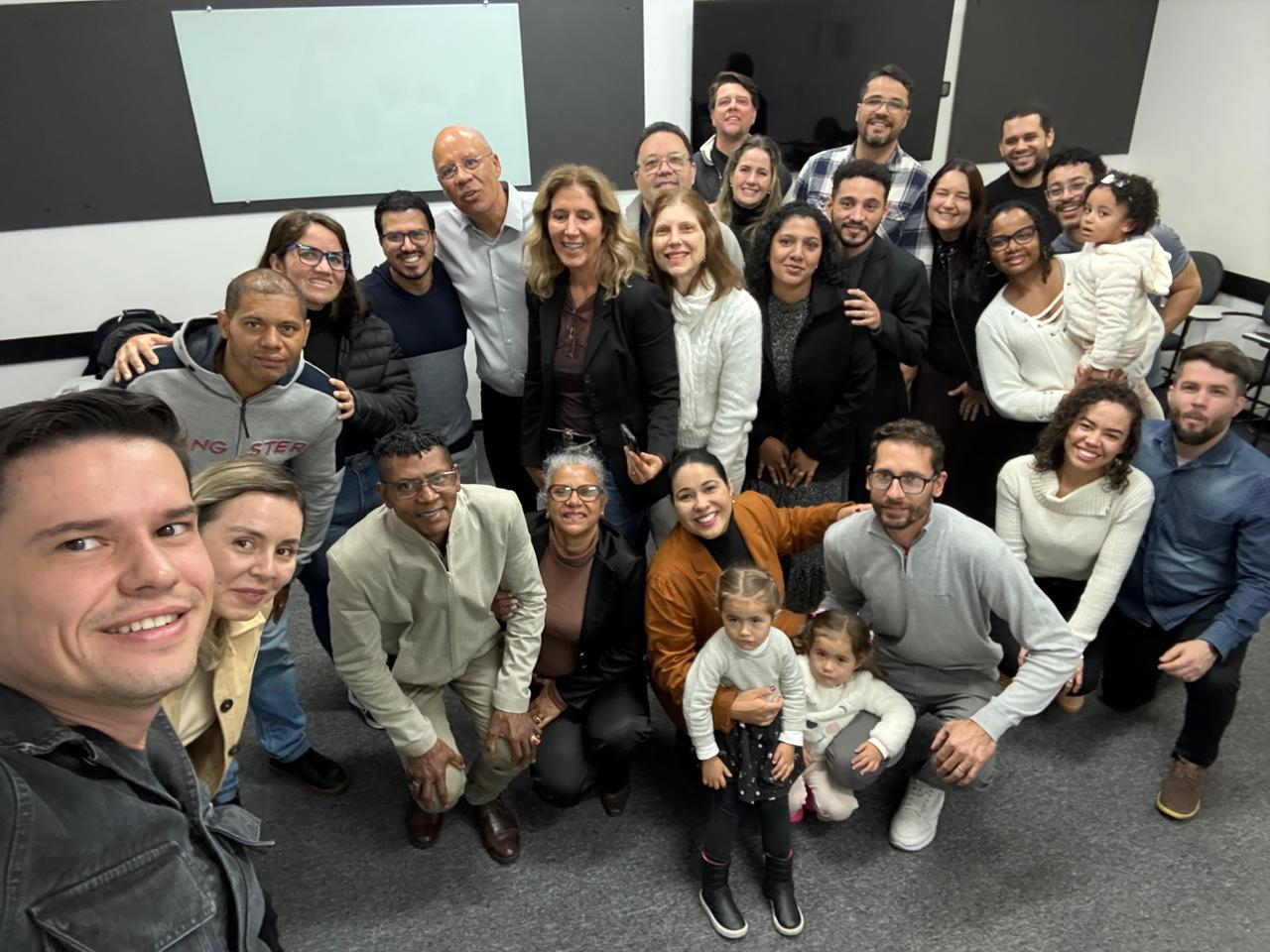Equipe e membros da igreja reunidos
